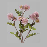 Fáradt rózsaszín színárnyalatú bogáncs művirág.